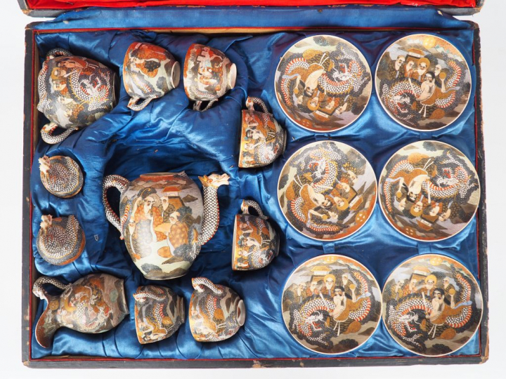 Service à thé en porcelaine de Satsuma à décor de dragons et arraths d