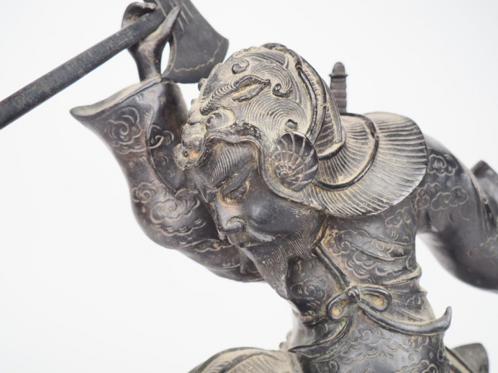 Japon, XIXe siècle,  Statue en bronze à patine brune représentant un g