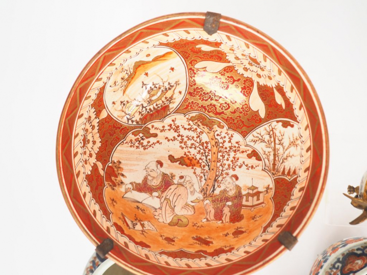 Lot comprenant : 9 faiences et porcelaines du Japon formé d'un couverc