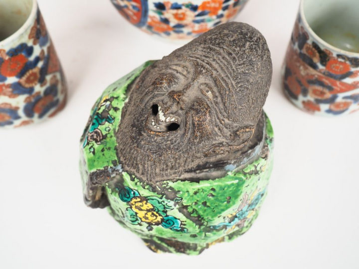 Lot comprenant : 9 faiences et porcelaines du Japon formé d'un couverc