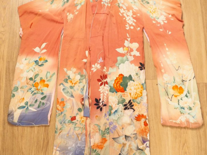 Kimono japonais à décor de fleurs sur fond saumon.