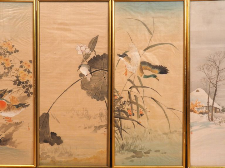 5 panneaux sur tissu à décor de fleurs, oiseaux et scène paysagée.  Ja