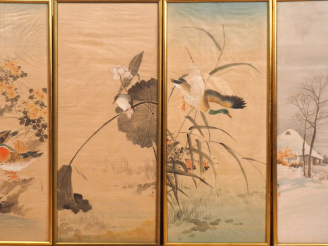 Vente aux enchères 5 panneaux sur tissu à décor de fleurs, oiseaux et scène paysagée.  Ja