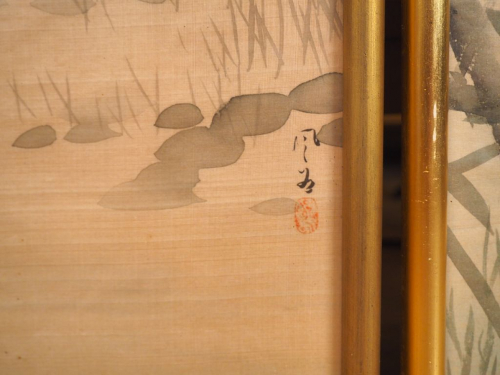 5 panneaux sur tissu à décor de fleurs, oiseaux et scène paysagée.  Ja