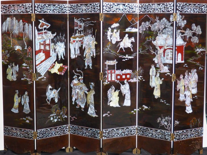 Paravent en laque et marqueterie de nacre, à décor de scène de palais 