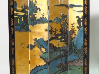 Vente aux enchères Paravent XXème en laque style coromandel, à décor double faces de pays