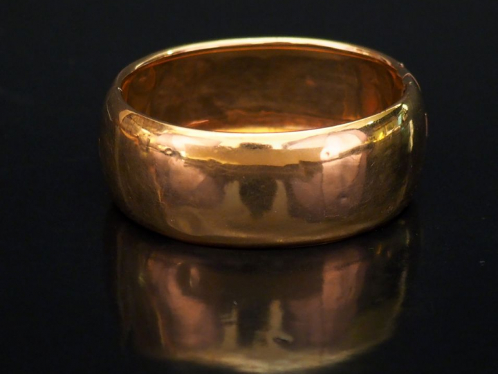Bracelet manchette Napoléon III rigide en or jaune.  Larg. 2,7 cm  Poi