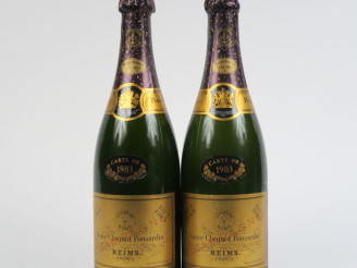 Vente aux enchères 2 BOUTEILLES CHAMPAGNE VEUVE CLICQUOT 'CARTE D'OR' - 1983
