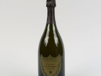 Vente aux enchères 1 BOUTEILLE CHAMPAGNE DOM PÉRIGNON - 1985 - COFFRET - NIVEAU LIMITE CO