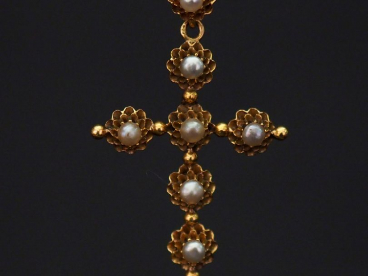 Pendentif Napoléon III en forme de croix en or jaune, serti de sept pe