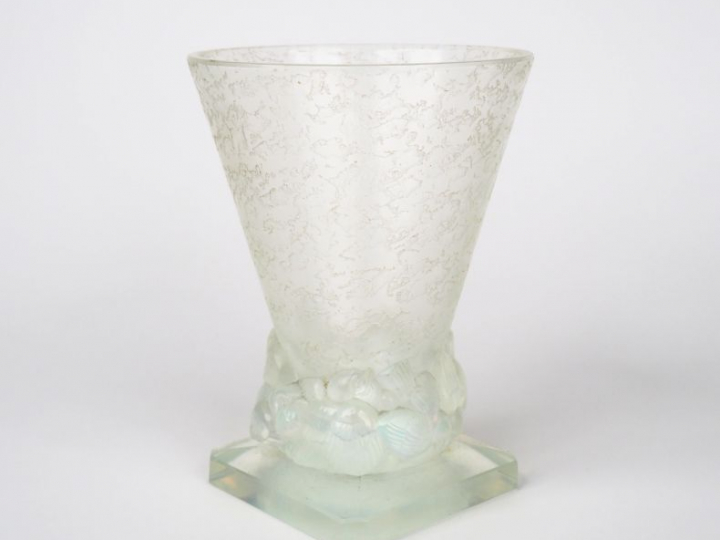SABINO à Paris. Vase en verre opalescent et translucide à décor de moi
