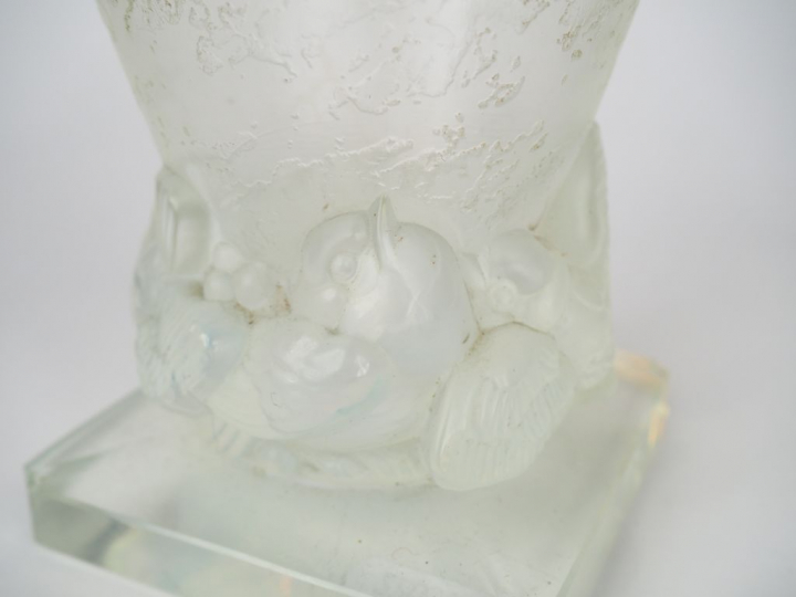 SABINO à Paris. Vase en verre opalescent et translucide à décor de moi