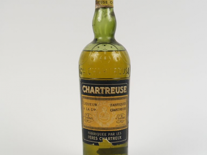 1 BOUTEILLE CHARTREUSE JAUNE PÉRIODE 1956/1964 - CAPS LÉGER ABIMÉE