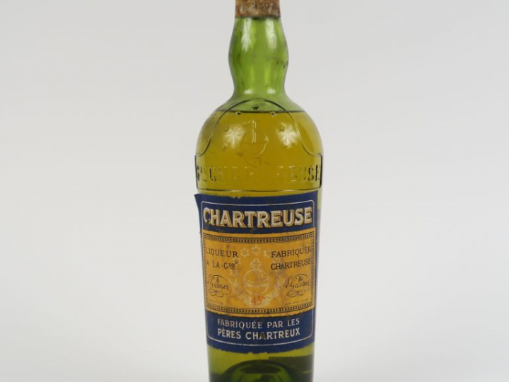 1 BOUTEILLE CHARTREUSE JAUNE PÉRIODE 1956/1964 - CAPS LÉGER ABIMÉE