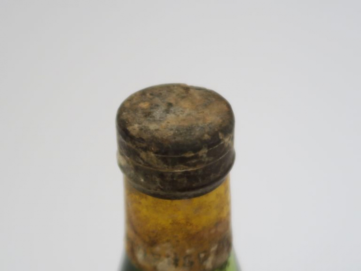1 BOUTEILLE CHARTREUSE JAUNE PÉRIODE 1956/1964 - CAPS LÉGER ABIMÉE