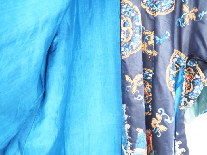 Robe chinoise en soie, lin brodé et fils d'or, à décor en médaillon de