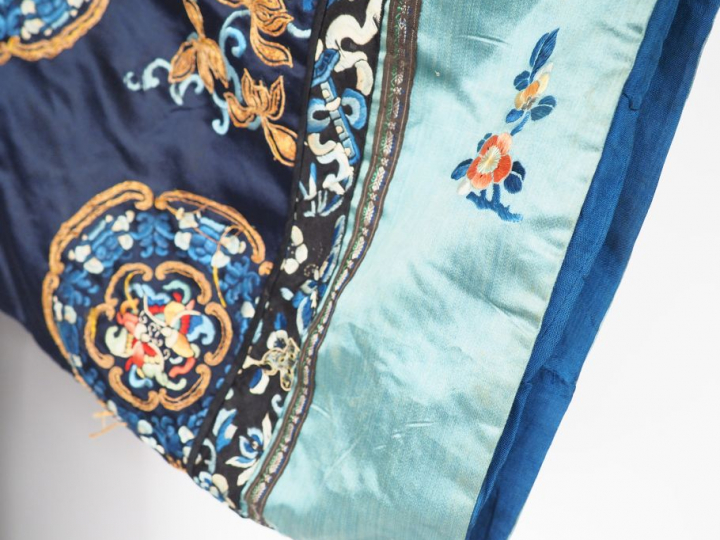 Robe chinoise en soie, lin brodé et fils d'or, à décor en médaillon de
