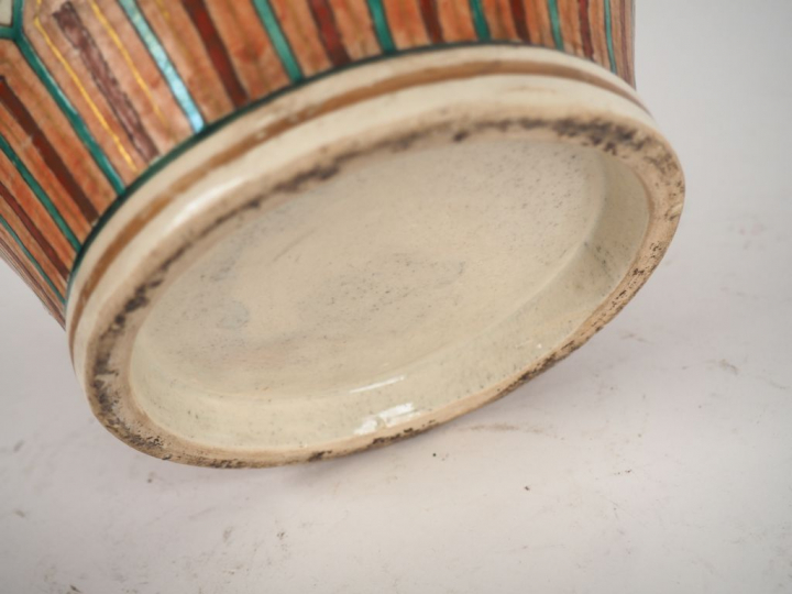 Japon, vers 1880,  Potiche balustre couverte en Satsuma finement décor