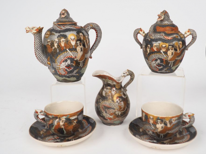 Service à thé en porcelaine de Satsuma à décor de dragons et arraths d
