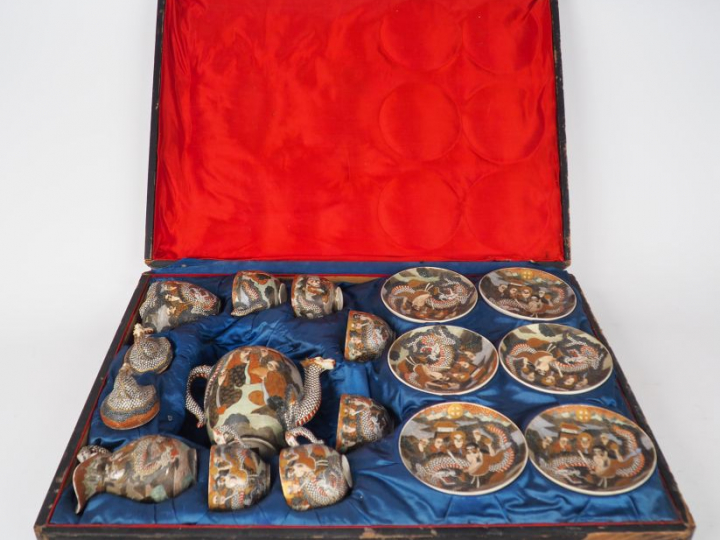 Service à thé en porcelaine de Satsuma à décor de dragons et arraths d