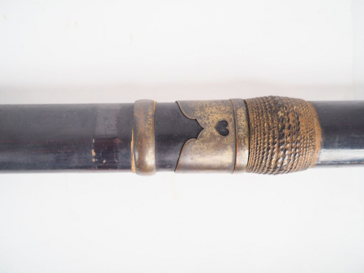 Japon, période Edo,  Deux naginata avec long manche en bois laqué soul