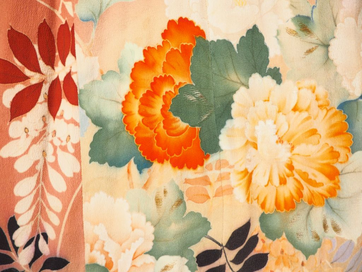 Kimono japonais à décor de fleurs sur fond saumon.