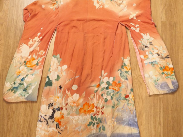 Kimono japonais à décor de fleurs sur fond saumon.