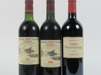 Vente aux enchères 3 BOUTEILLES CHÂTEAU PETIT VILLAGE POMEROL : 1 de 1983 LB - 1 de 1986 