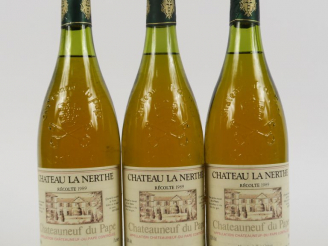 Vente aux enchères 3 BOUTEILLES CHATEAUNEUF DU PAPE BLANC CHÂTEAU LA NERTHE - 1989 - 3 CM