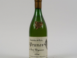 Vente aux enchères 1 BOUTEILLE VIEILLE EAU DE VIE DE PRUNES DU VIEUX PIGEONNIER DISTILLER