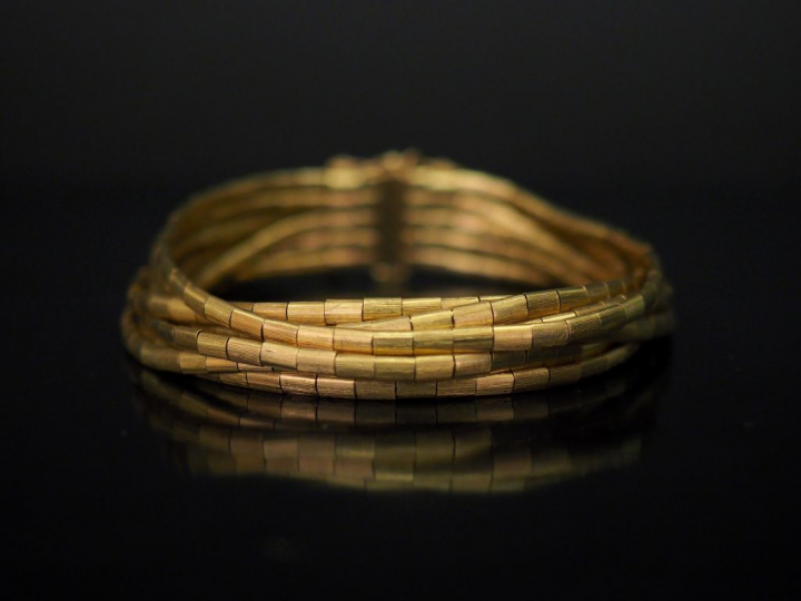 Bracelet souple neuf rangs en or jaune, composé de petits maillons rec