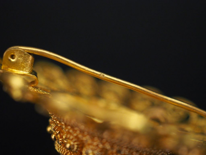 Broche/pendentif en forme de rosace deux tons d'or, à décor ajouré et 