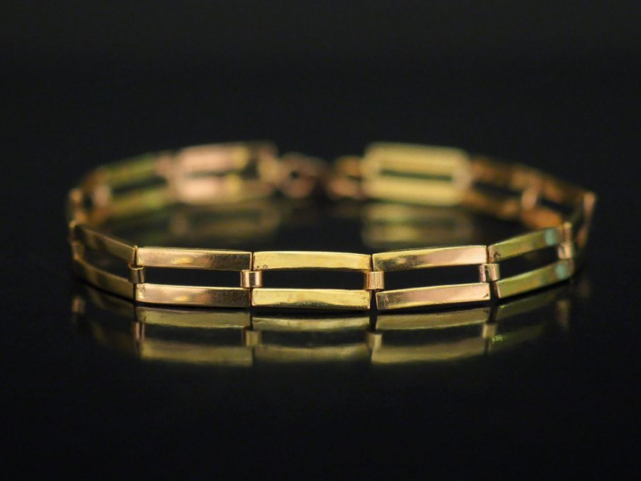 Bracelet articulé en or jaune, composé de maillons rectangulaires ajou