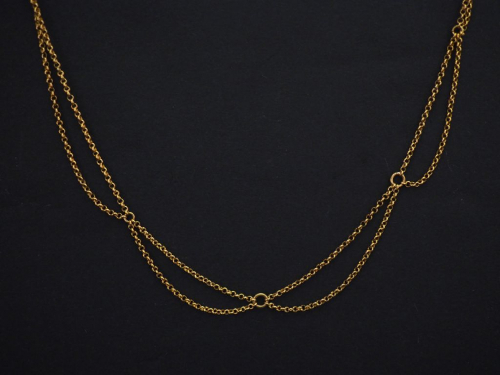 Petit collier draperie en or jaune, maille forçat.  Long. 43,5 cm  Poi