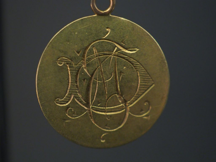 Médaille religieuse en or jaune, figurant Sainte Thérèse de Lisieux. D