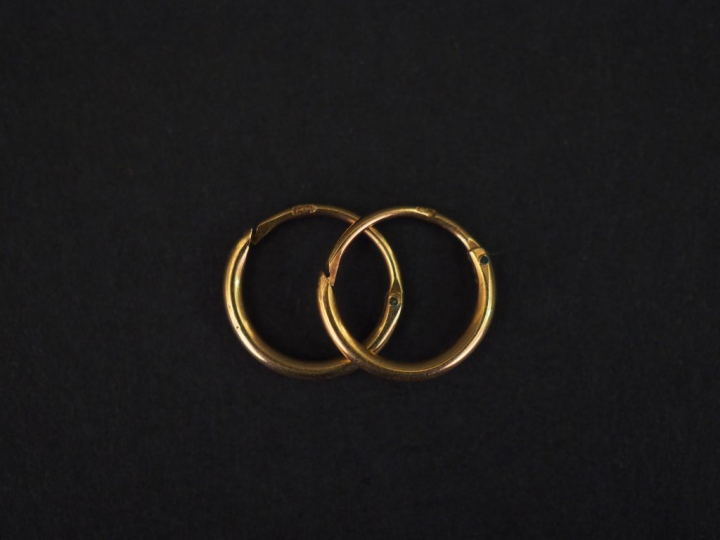 Paire de petites créoles en or jaune. Diam. 1 cm Poids. 0,83 g