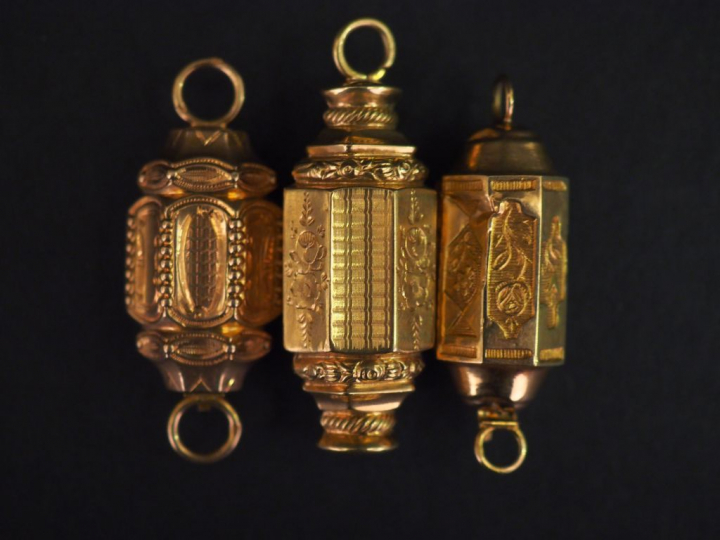 Ensemble comprenant trois différents fermoir Napoléon III en or jaune.