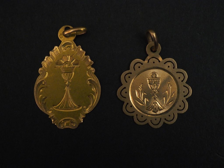 Ensemble comprenant deux différentes médailles religieuses en or jaune