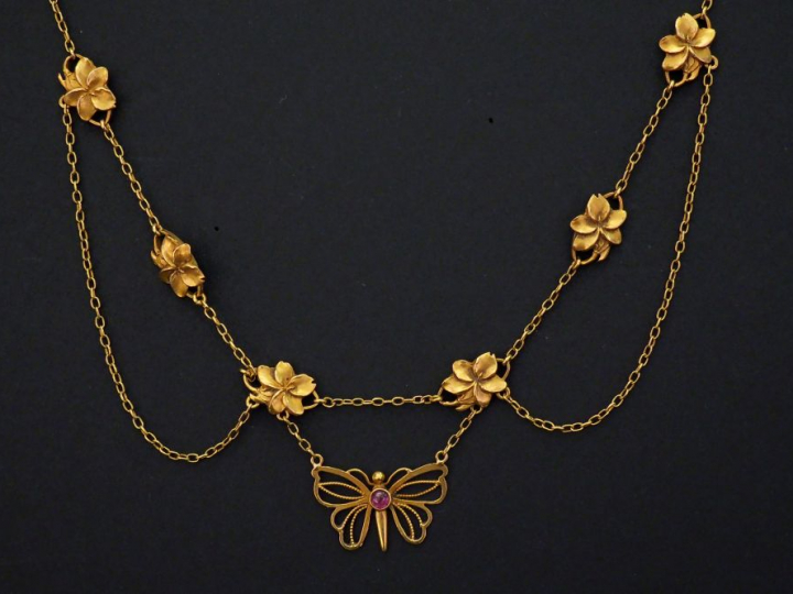 Collier draperie en or jaune, à décor de maillons en forme de fleurs e