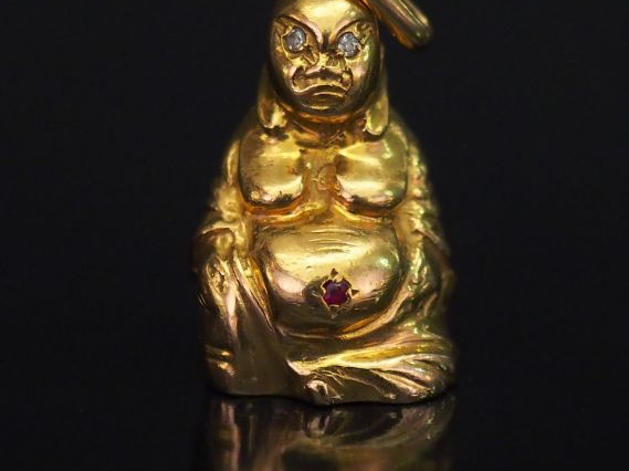 	Pendentif en or jaune figurant bouddha, les yeux sertis d’éclats de d