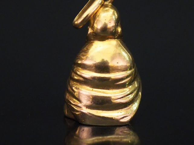 	Pendentif en or jaune figurant bouddha, les yeux sertis d’éclats de d