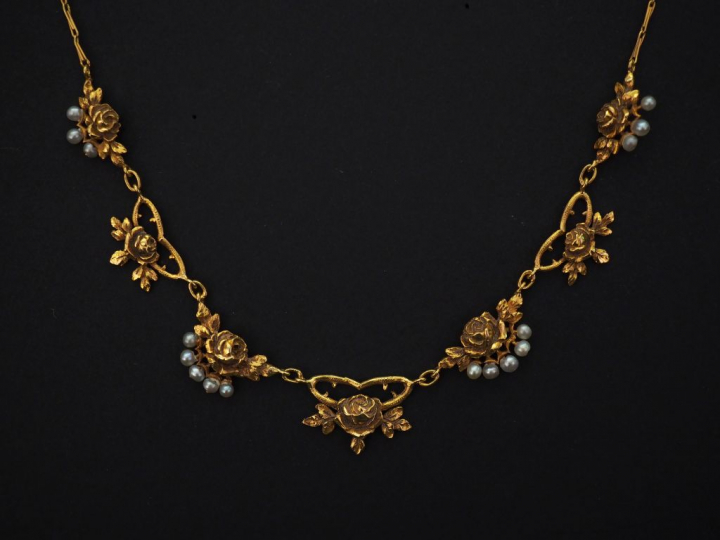 Collier articulé en or jaune, à orné en son centre de maillons à décor