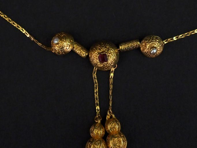 Collier Napoléon III en or jaune, maille plate, à décor en son centre 