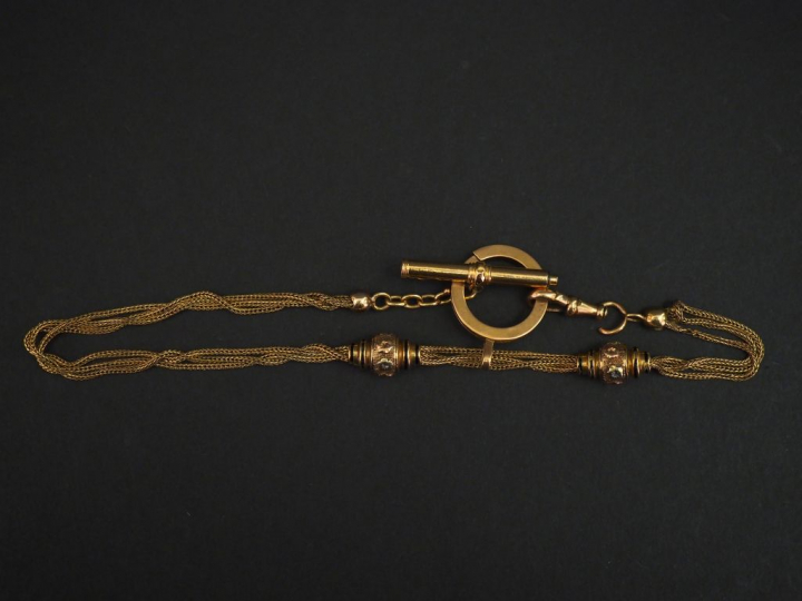 Giletière Napoléon III en or jaune rehaussé d'émail noir, à décor de f