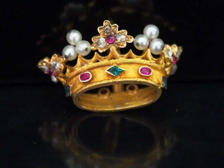 Pendentif en or jaune en forme de couronne, serti de petites perles bl