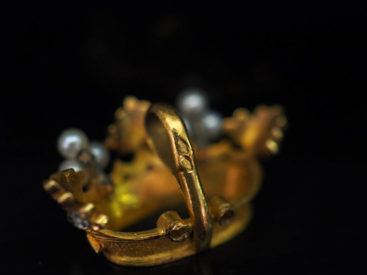Pendentif en or jaune en forme de couronne, serti de petites perles bl