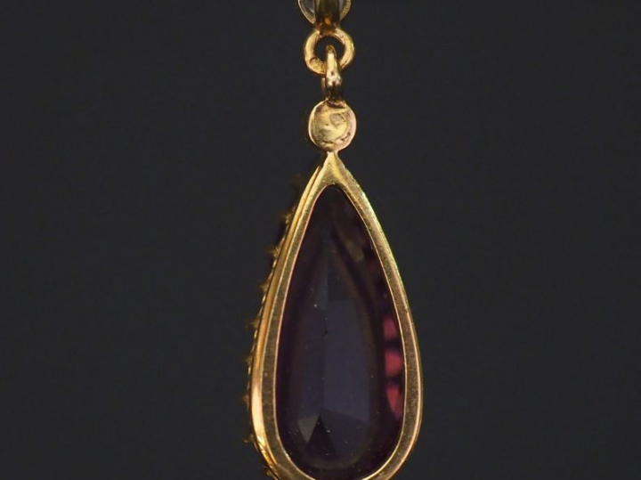 Pendentif Napoléon III en or jaune, serti d'une améthyste en forme de 