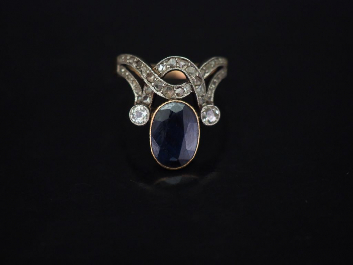 Bague XIXème de forme stylisée en or jaune, sertie d'un saphir, de deu