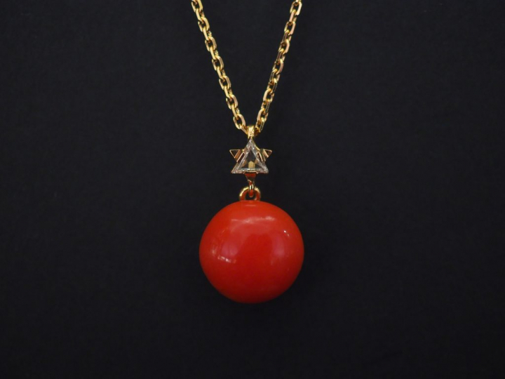 Collier en or jaune, maille forçat, à décor d'un pendentif serti de co