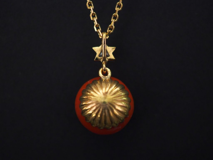 Collier en or jaune, maille forçat, à décor d'un pendentif serti de co